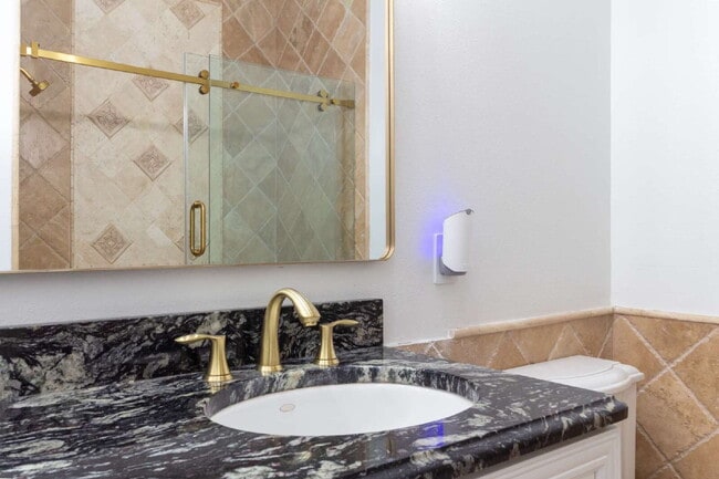 Building Photo - 4/3 Stunning Waterfront home in the heart of Clearwater Beach!