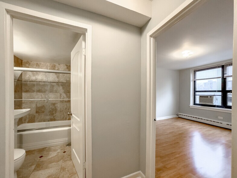 Building Photo - 429 W Wellington Ave