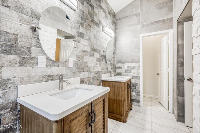 Building Photo - 5733 Saplinas Rd