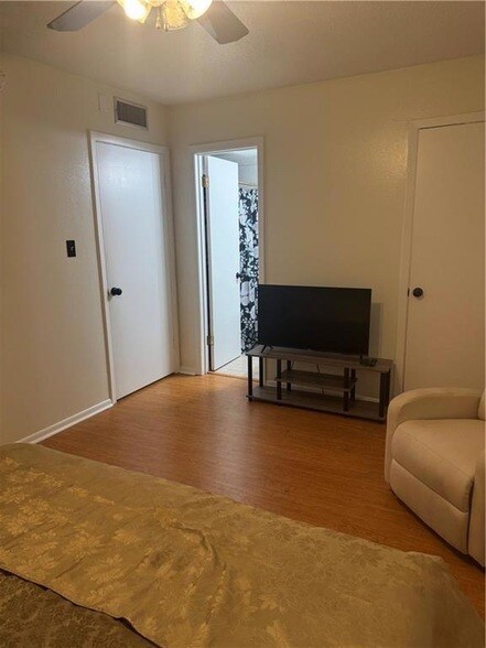 Building Photo - 318 Lake Marina Ave