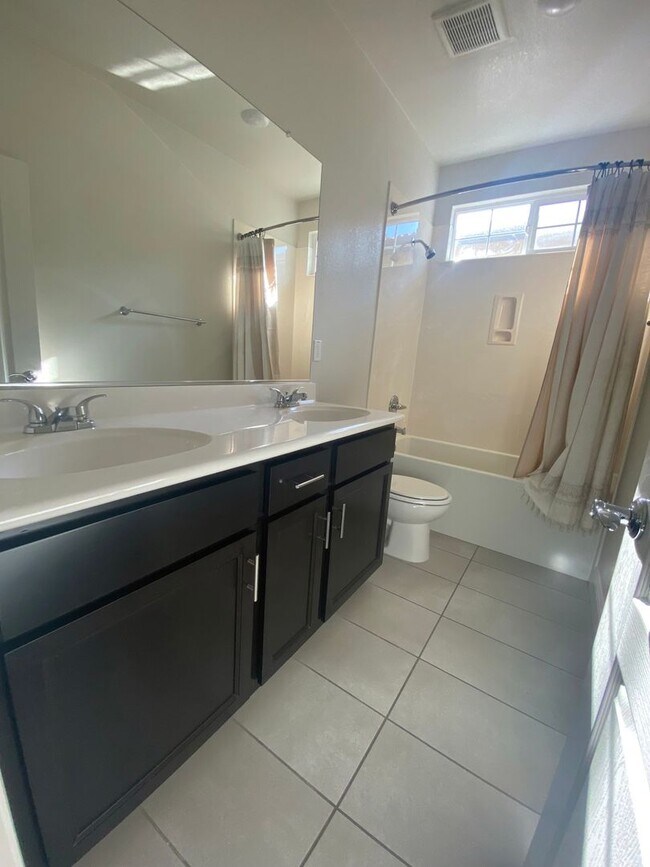 Building Photo - Roseville 3 bedroom in Veranda at Stoneridge.