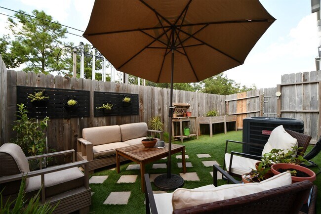 Building Photo - 1239 W Tidwell Rd