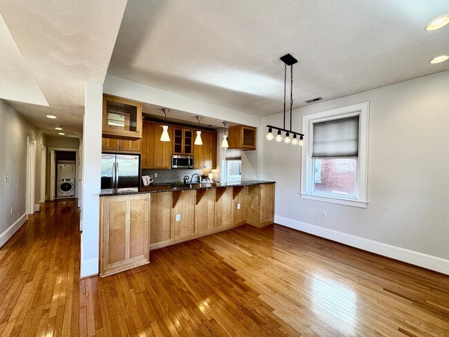 Building Photo - Amazing Garden-Style Condo Available NOW! ...