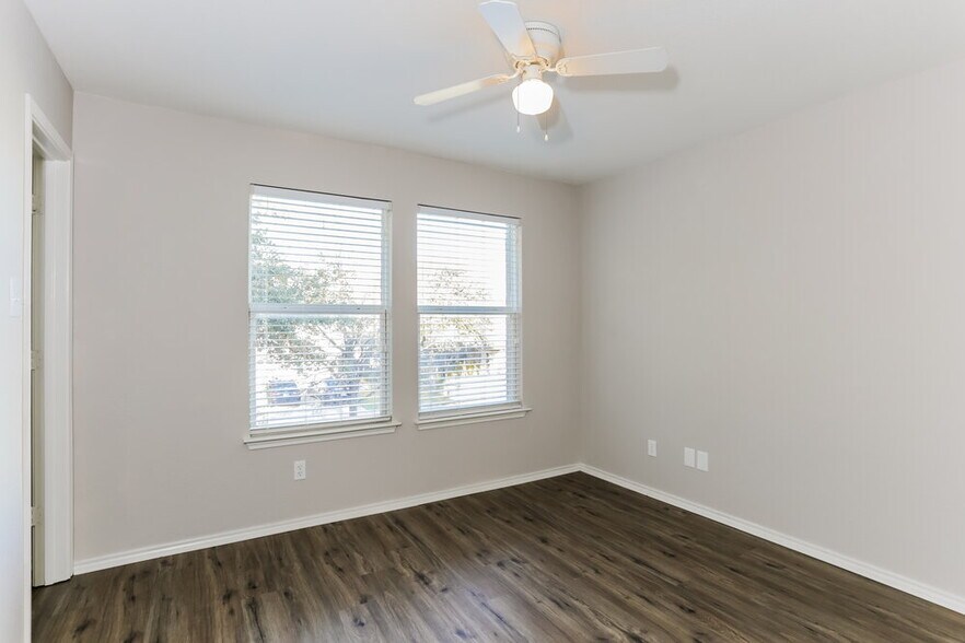 Building Photo - 7956 Meadow Spring Ln