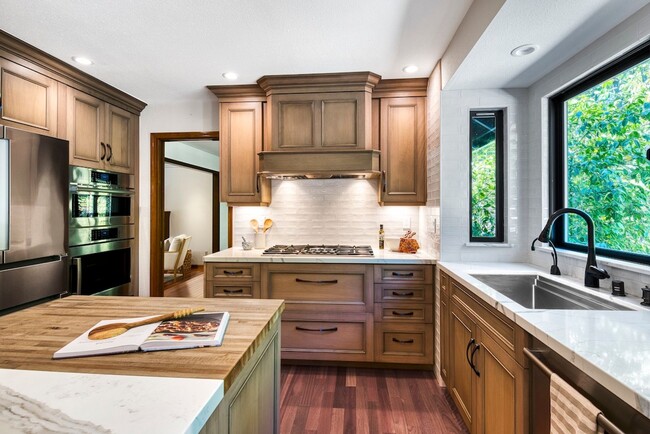 Building Photo - 8 Racquet Ct