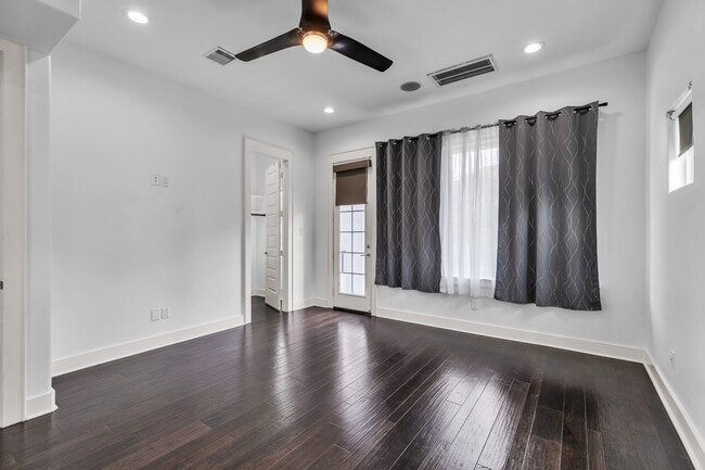 Building Photo - 1032 W 21st St