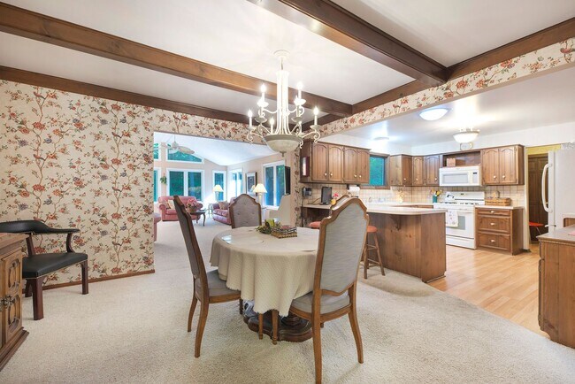 Building Photo - Beautiful 3BD/2.5BA Ranch in Park-like Set...