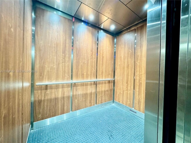 Building Photo - 2401 Riverside Dr