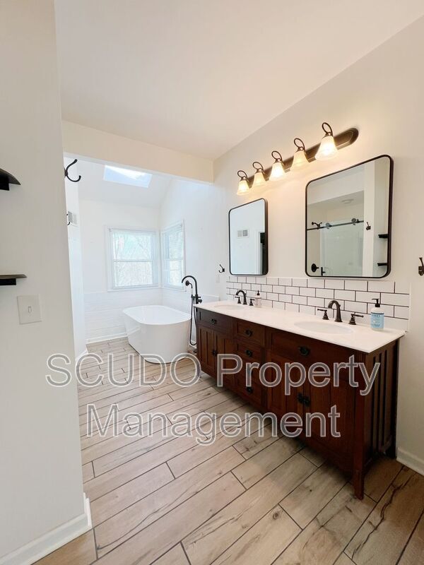 Building Photo - 15610 Outlook St