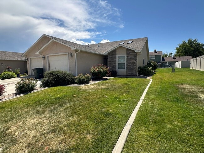 Building Photo - 3 bed 2 bath townhome!
