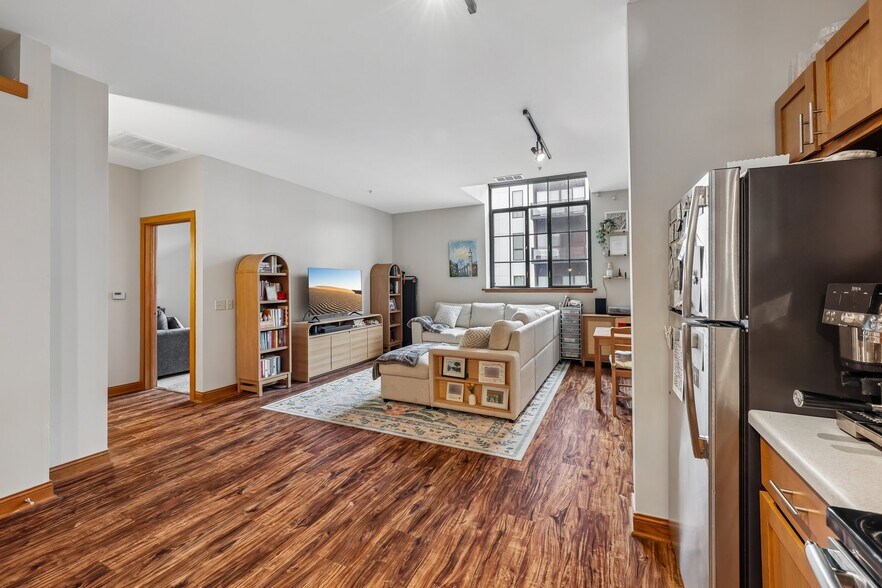2BR,2BA-1,050SF - Historic Fifth Ward Lofts