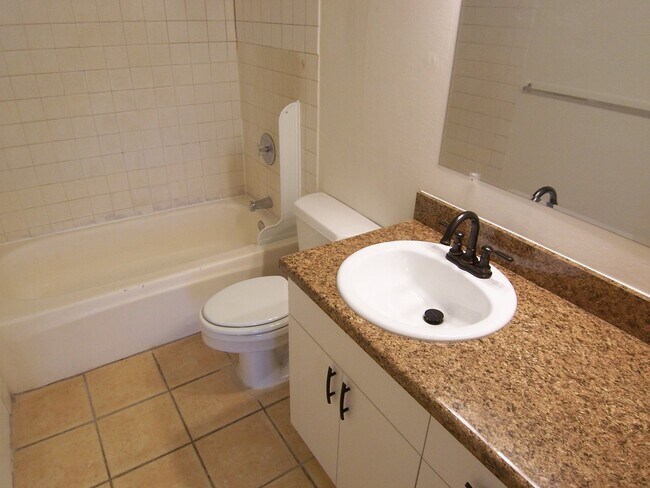 Building Photo - Ridgecrest ~ Spacious 2 Bedroom w/ 2 Reser...