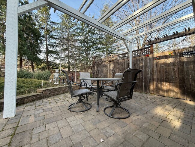 Building Photo - One bedroom/One Bath Apartment with outdoor space on quiet flag lot!  Available Now