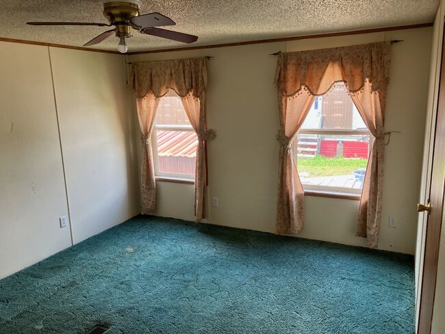 Building Photo - 3 bed, 2 bath Trailer house with outer sto...