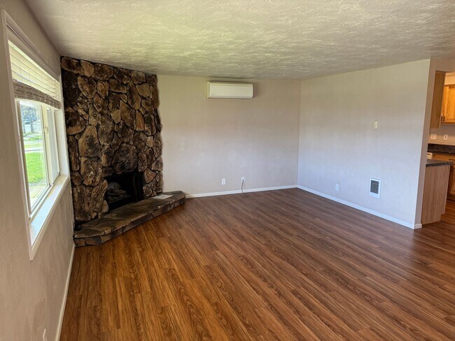 Building Photo - Updated 2 bed 1 bath duplex in Springfield!
