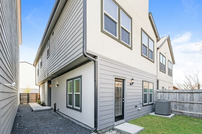 Building Photo - 309 N Centro Cir