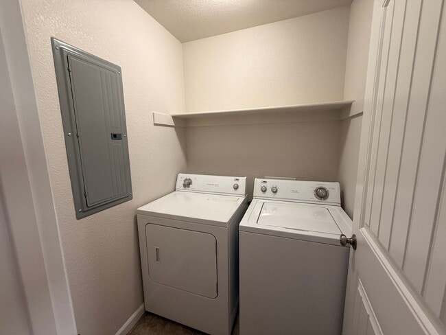 Building Photo - 4 Bedroom, 3.5 Bathroom Townhome in Cheyen...