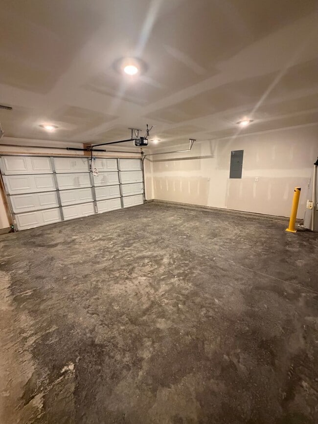 Building Photo - BRAND NEW 2026 CONSTRUCTION: Modern 3BD/2.5BA Home in Knoxville!