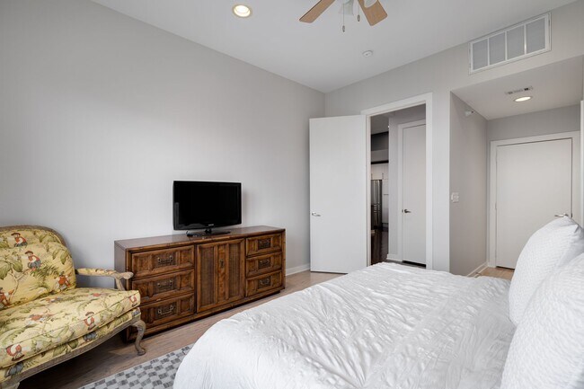 Building Photo - 2608 Museum Way