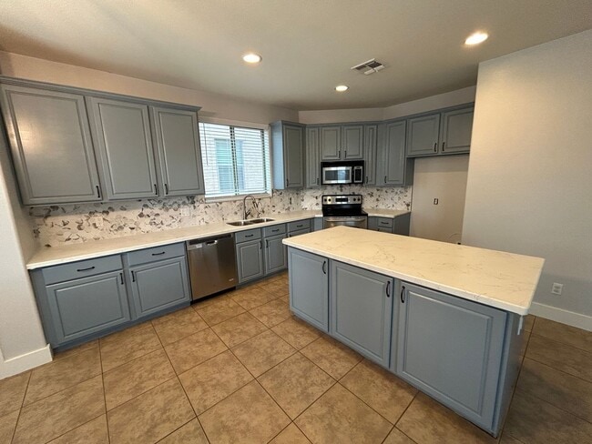 Building Photo - 15439 W Poinsettia Dr