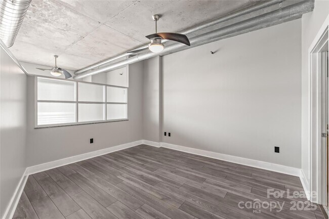 Building Photo - 505 E 6th St