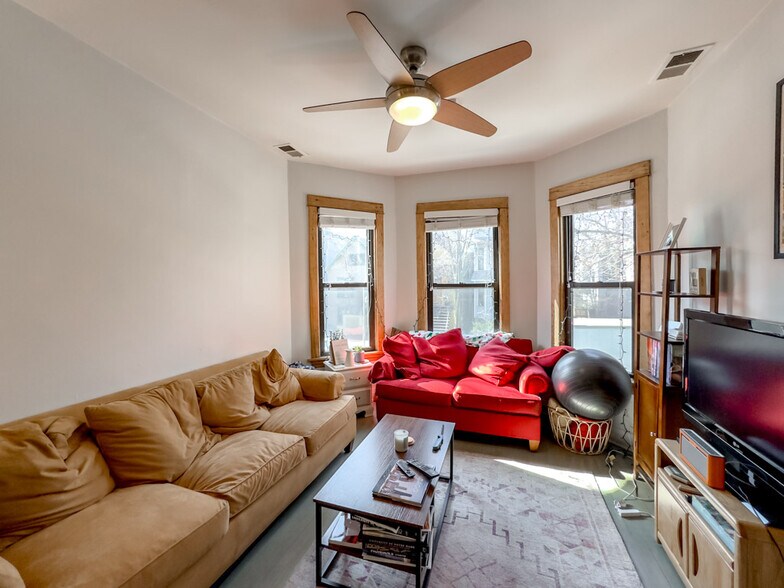 Building Photo - 3245 N Lakewood Ave