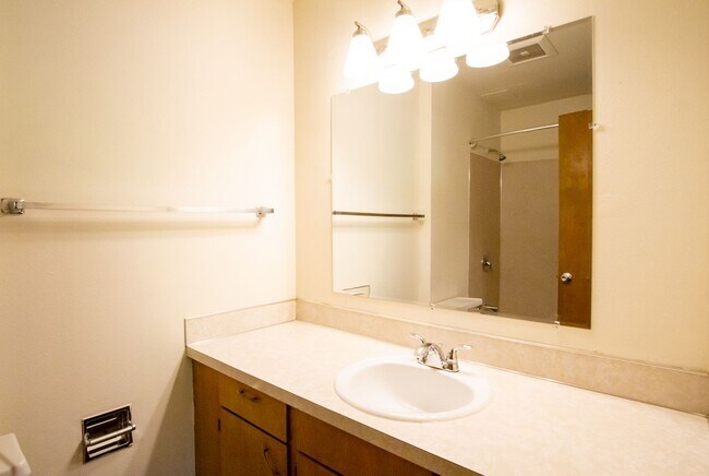 Building Photo - Spacious 2-Bed/2-Bath with Patio in Cedar Hills!!