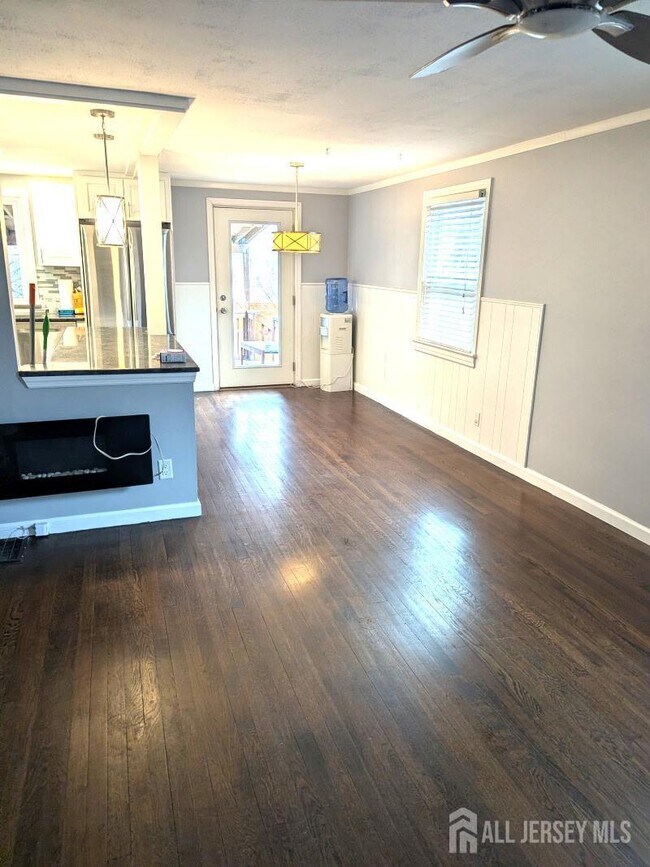 Building Photo - 651 Crescent Dr