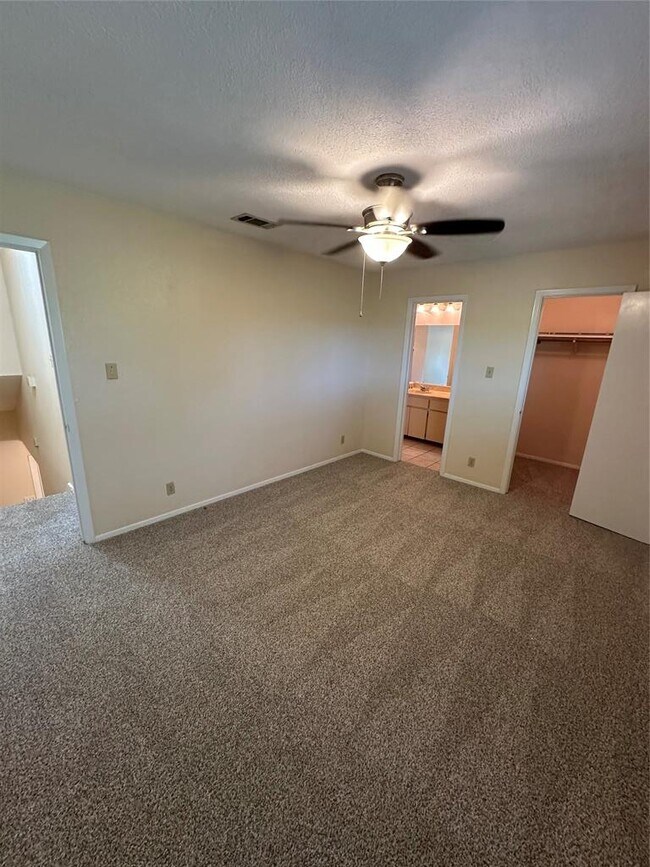 Building Photo - 3529 N Hills Dr