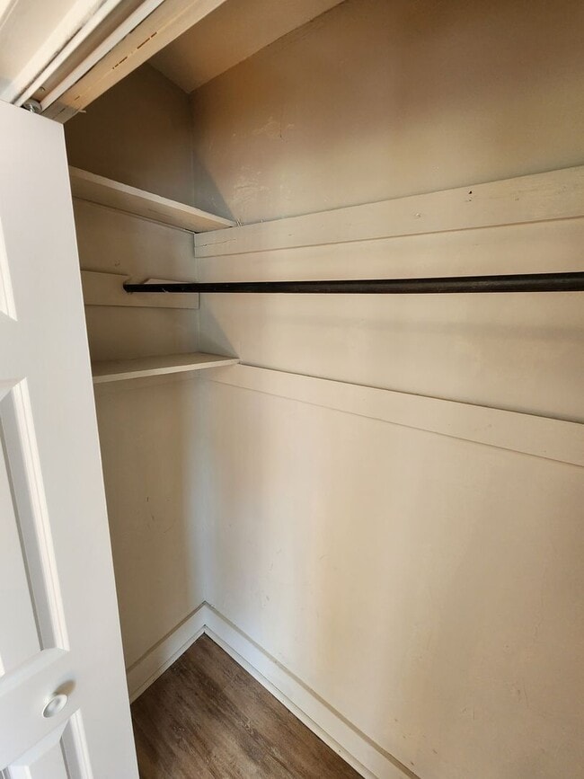 Building Photo - !! Spacious 2-Bedroom, 1-Bathroom Home AVA...