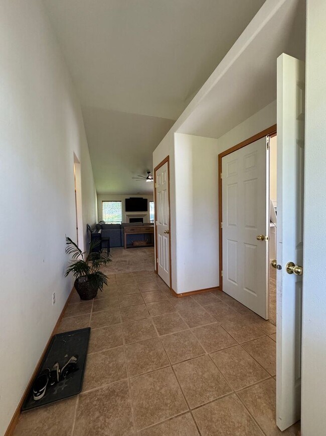 Building Photo - Expansive & Modern 4-Bedroom Home for Rent