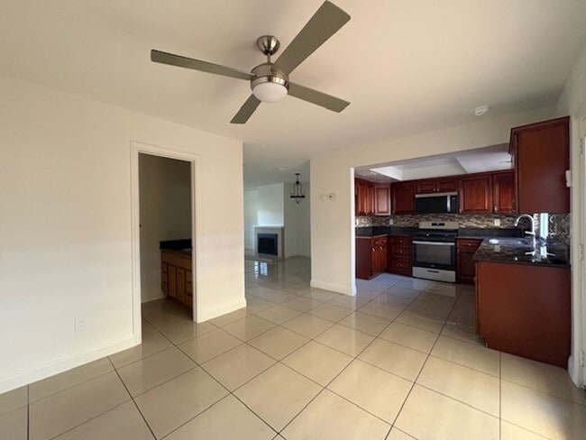 Building Photo - Centrally Located Redlands Townhome