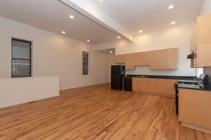 Building Photo - 1260 N Greenview Ave