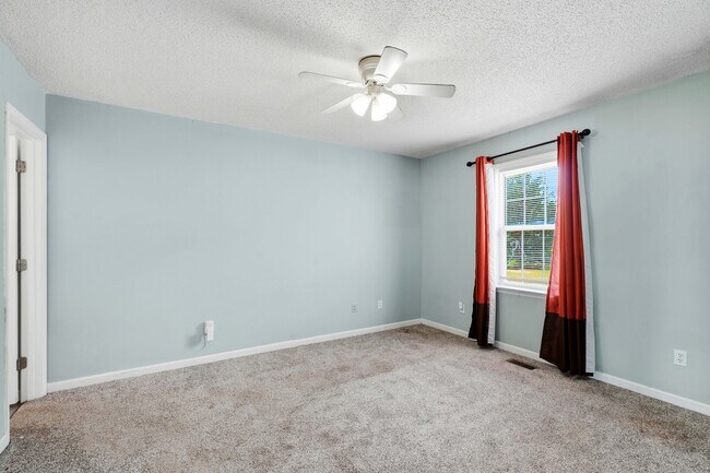 Building Photo - 105 Twin Creeks Dr
