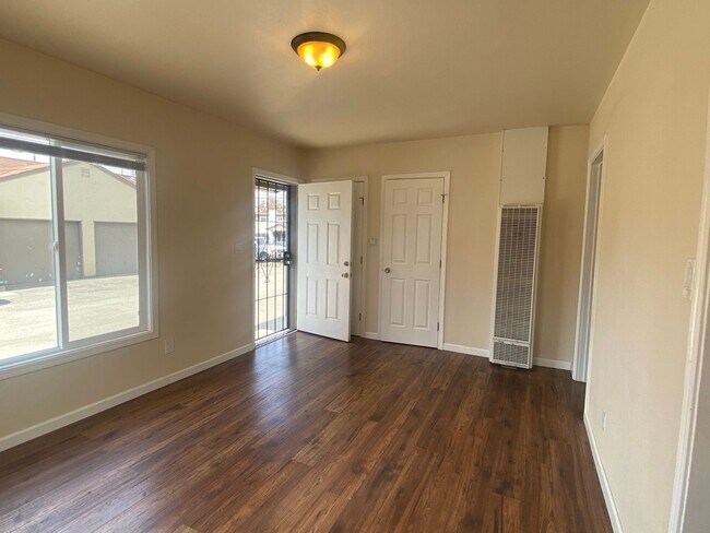 Building Photo - $500 MOVE IN SPECIAL!! One Bedroom Unit Av...