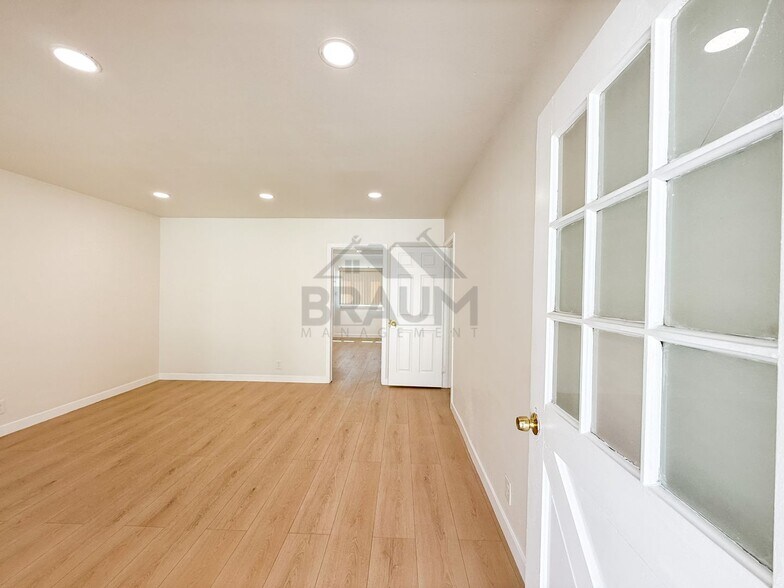 Building Photo - 15550 Vanowen St