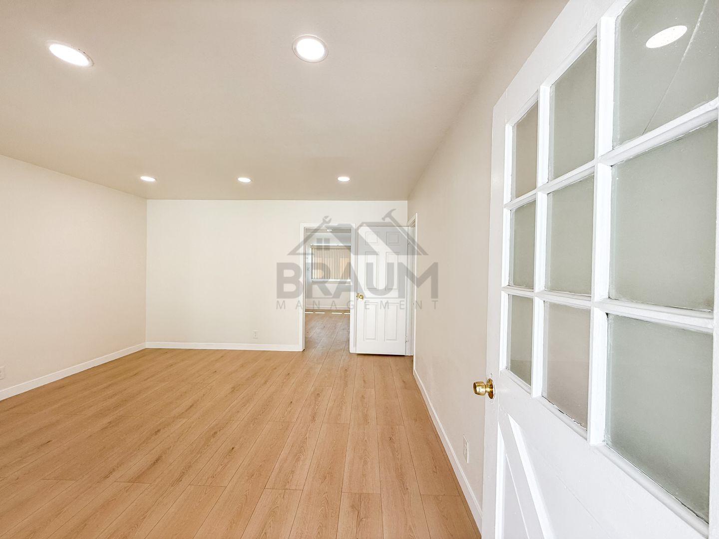 Building Photo - 15550 Vanowen St