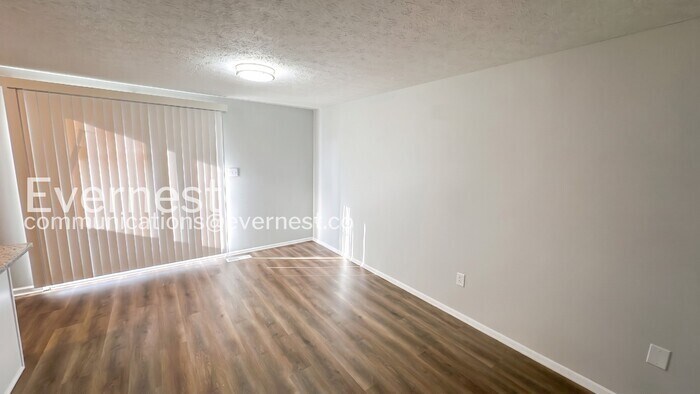 Building Photo - 2865 Chatsworth Way
