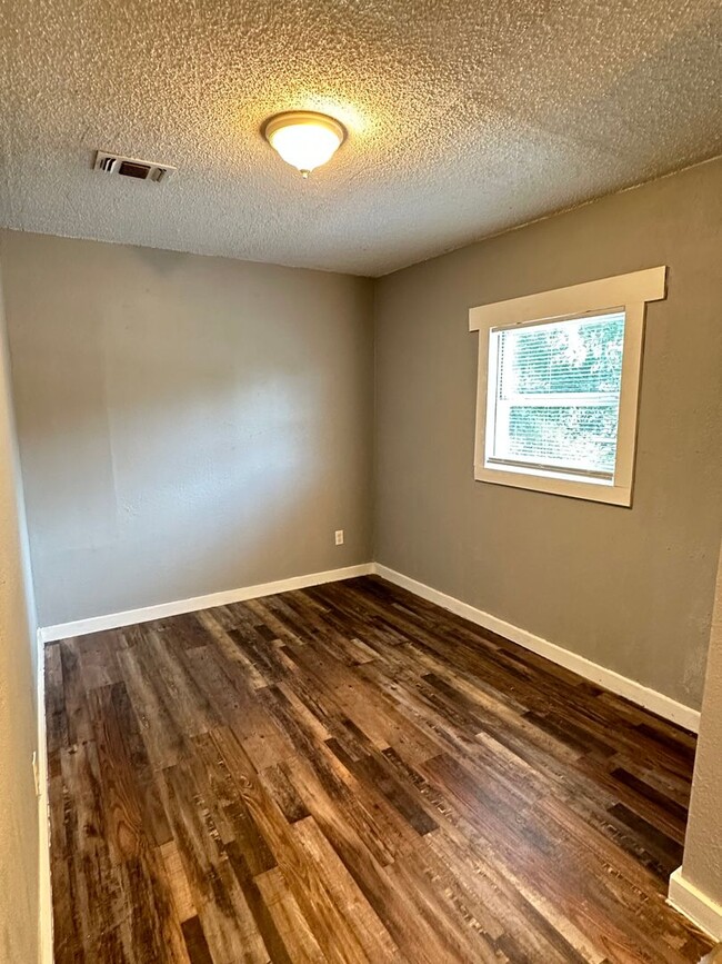 Building Photo - 2 Bedroom Duplex Near Downtown San Angelo!!