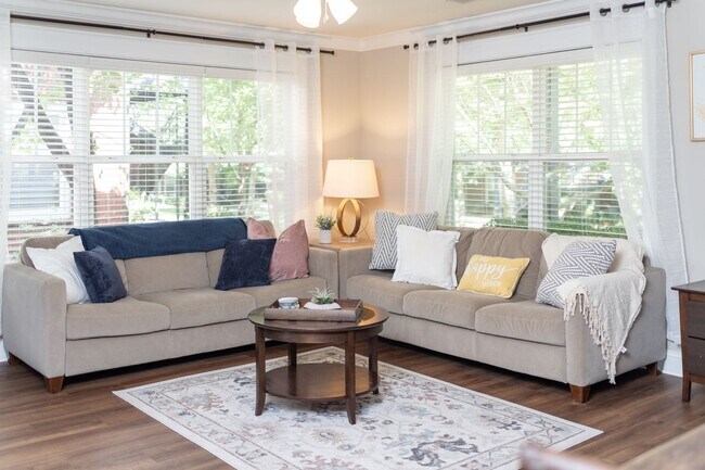 Building Photo - 3 Bedroom Flat, End unit Apartment - Available at Woodlands with $500 deposit. Ask your leasing a...