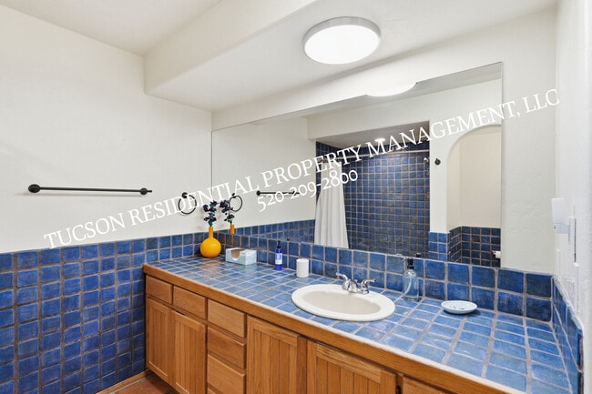 Building Photo - 2824 E Sierra Vista Rd