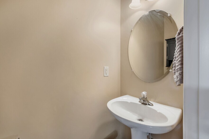 Building Photo - 1345 Bell Rd