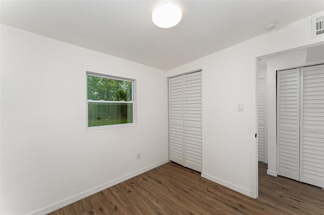 Building Photo - 833 N Suwannee Ave