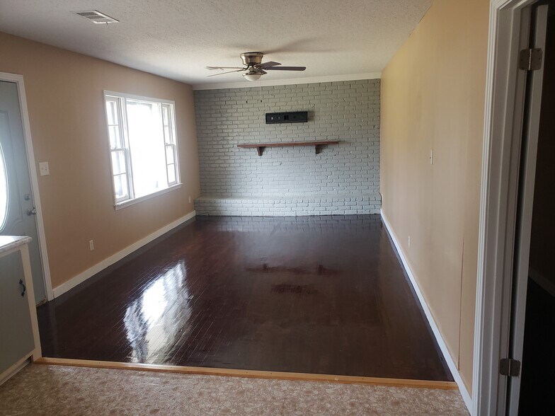 Living Room - 912 Chickasaw Trail