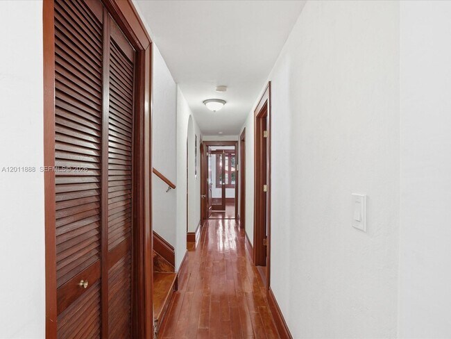 Building Photo - 1137 Asturia Ave