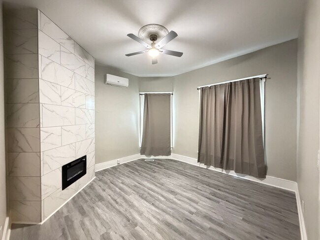 Building Photo - Huge 4 Bed and 2.5 Bath Home!