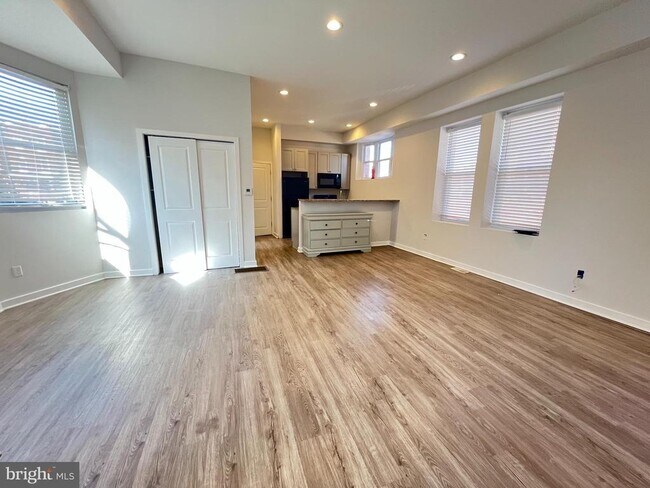 Building Photo - 933-35 Belmont Ave