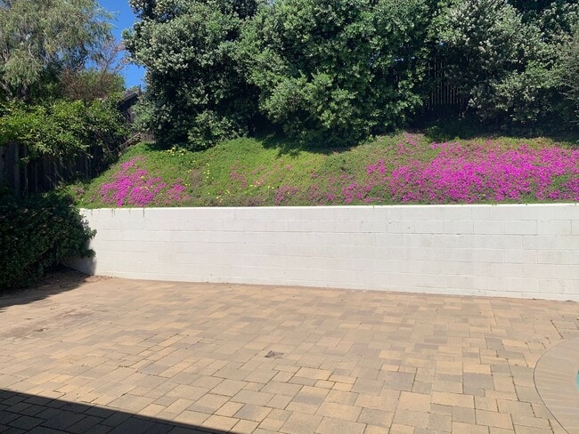 Building Photo - Pool Home with Fireplace & 2-Car Garage