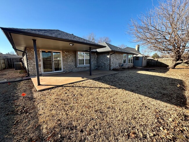 Building Photo - Beautiful 4 Bed 2 Bath Home in Yukon