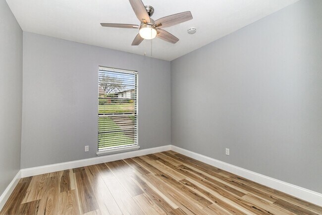Building Photo - 4716 Roberts Dr